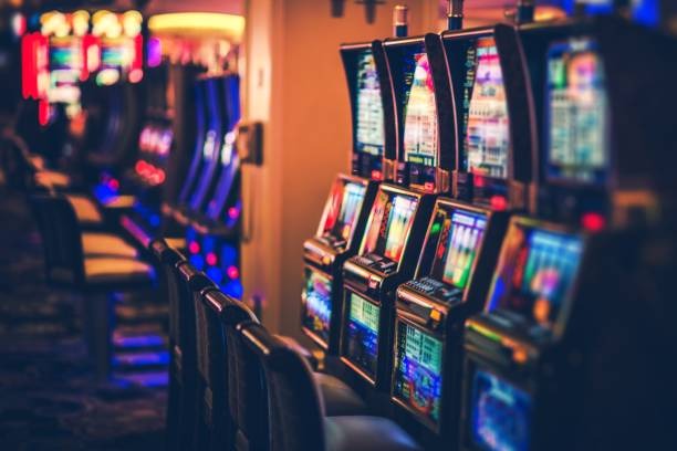 Mobile phone displaying live blackjack table with dealer and real-time betting interface on sumoqq app